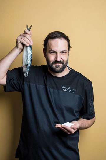 Γρηγόρης Χέλμης. Chef "MEZEN". Από το Νοέμβριο του 2013 επιλέγει να ξεσκονίσει την κουλτούρα του τσίπουρου και να την εμπλουτίσει με μαγειρικές ομορφιές.