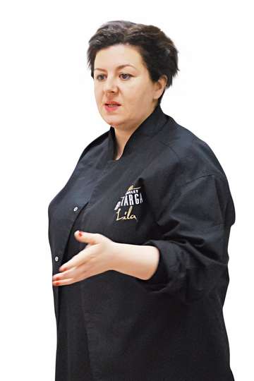Λίλα Κούρτη. Καθηγήτρια Μαγειρικής στο ΙΕΚ PRAXIS. Chef στην Trikalinos Co. (Ένα απο τα σπουδαιότερα ελληνικά προϊόντα ,το αυγοτάραχο του Τρικαλινού!).