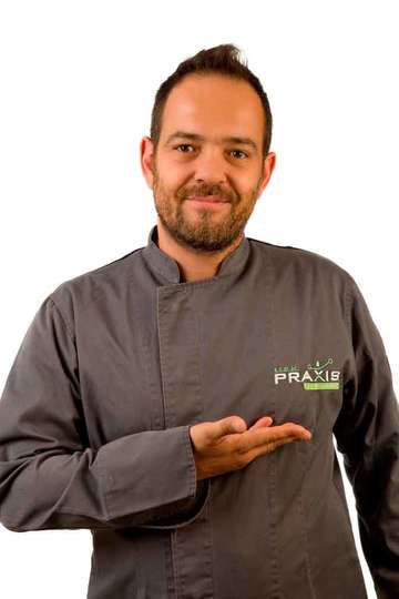 Δημήτρης Νικολής. Καθηγητής ΙΕΚ PRAXIS. Απόφοιτος ΙΕΚ Τεχνικός Μαγειρικής Τέχνης.Απόφοιτος D.C.T Ελβετίας με Μάστερ (European Gourmet Cuisine Certification)