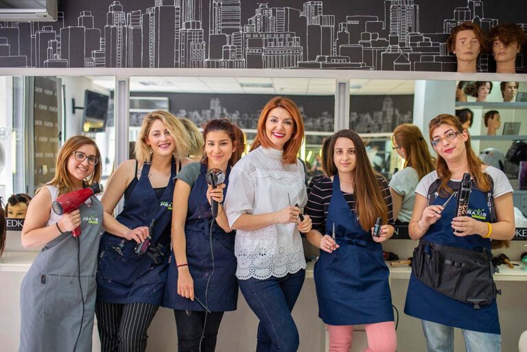 Επαγγελματίας Κομμωτής (Professional Hair Stylist)