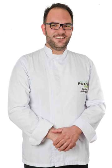 Απόστολος Τάκουλας. Καθηγητής Μαγειρικής ΙΕΚ PRAXIS. Head Chef στο “J” Cocktail Bar-Restaurant (Κουζίνα: Δημιουργική Μεσογειακή).