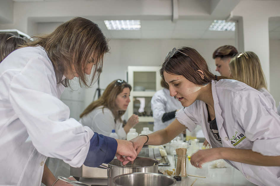 Παρασκευάζοντας Κηραλοιφές & Χειροποίητα & Εναλλακτικά Καλλυντικά