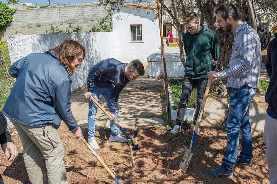 Οι σπουδαστές Αμπελουργίας φυτεύουν το νέο αμπέλι μας!