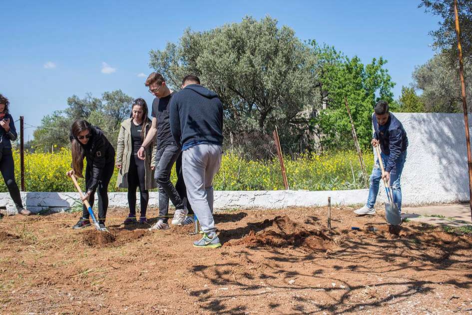 Οι σπουδαστές Αμπελουργίας φυτεύουν το νέο αμπέλι μας!