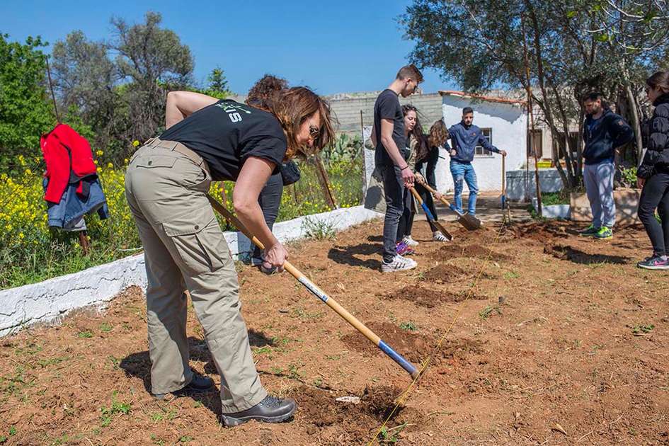 Οι σπουδαστές Αμπελουργίας φυτεύουν το νέο αμπέλι μας!