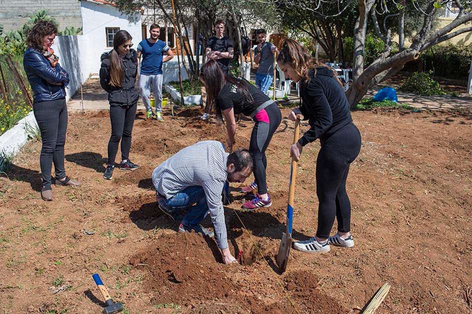 Οι σπουδαστές Αμπελουργίας φυτεύουν το νέο αμπέλι μας!