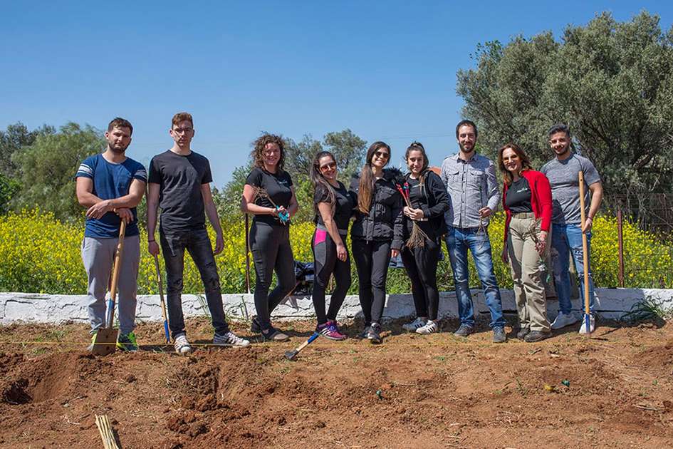 Οι σπουδαστές Αμπελουργίας φυτεύουν το νέο αμπέλι μας!