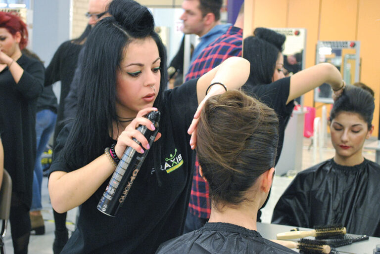 Επαγγελματίας Κομμωτής (Professional Hair Stylist)