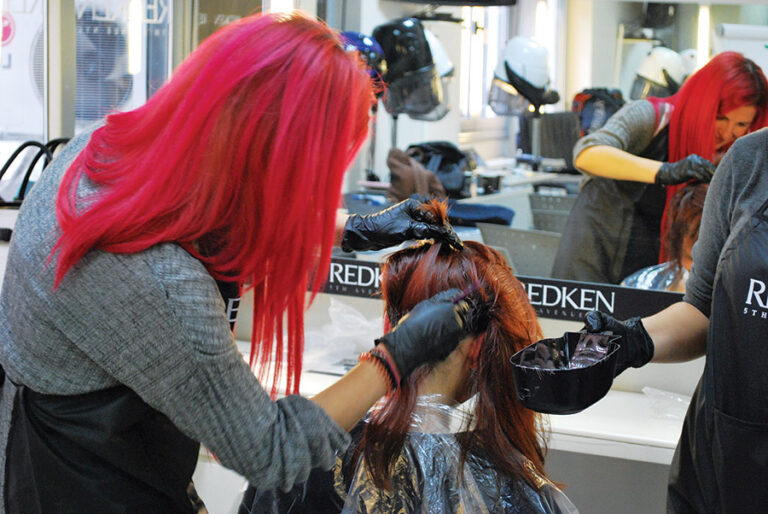 Επαγγελματίας Κομμωτής (Professional Hair Stylist)