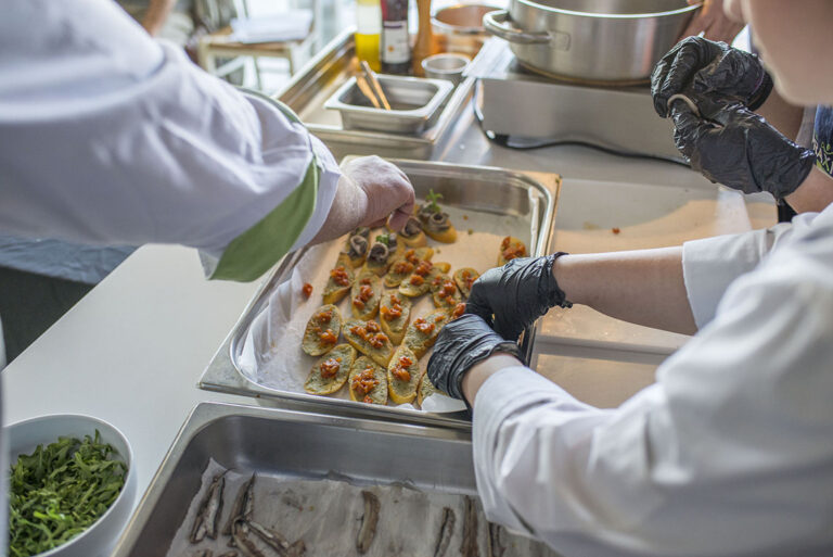 Μαγειρεύοντας με Ελληνικά Όστρακα & Θαλασσινά